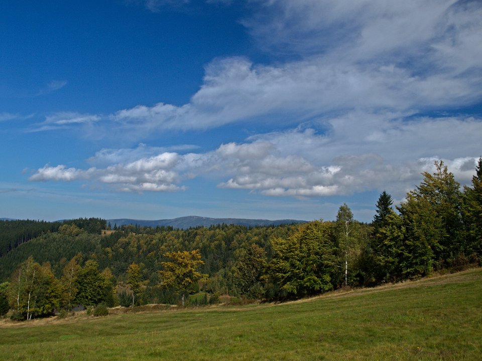 A9264226.jpg - Na hřebeni mezi Vysokou a Třeštíkem - pohled na Beskydy - 26. 9. 2012